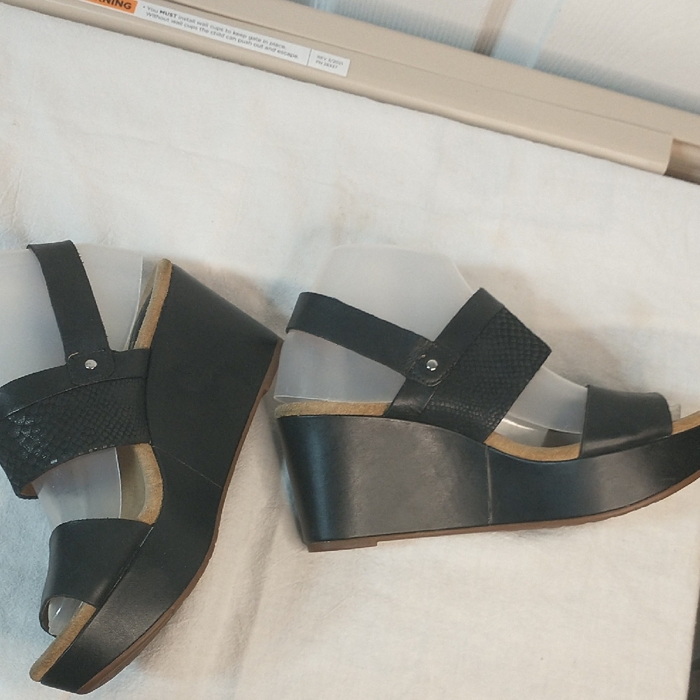 Clarks Artisan Black Leather Wedge Sandals SZ 8. Excellent Pre loved Condition. - Picture 4 of 10